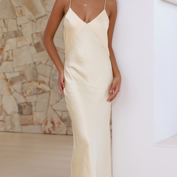 Elegant Cream Maxi Dress - Picture 3 of 8